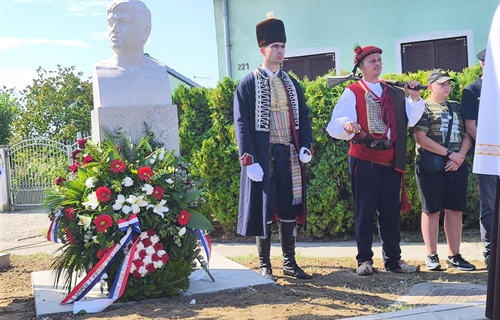 Otkriven spomenik Vinku Budimiru – Slonu