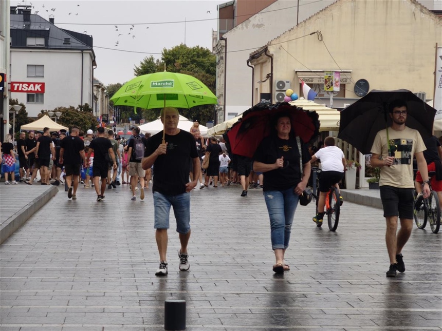 Kiša zamijenila sunce, ali ne i raspoloženje