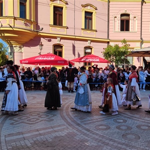 Folklor, moda i ljepota obilježili ponedjeljak na 61. Vinkovačkim jesenima