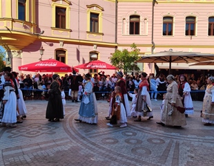 Folklor, moda i ljepota obilježili ponedjeljak na 61. Vinkovačkim jesenima