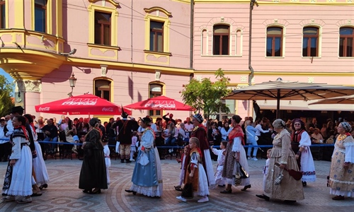Folklor, moda i ljepota obilježili ponedjeljak na 61. Vinkovačkim jesenima