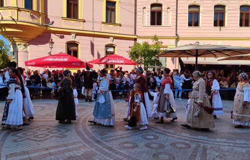 Folklor, moda i ljepota obilježili ponedjeljak na 61. Vinkovačkim jesenima