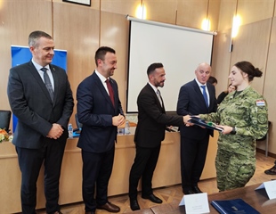 Ministar Bačić uručio ključeve kadrovskih stanova u Vukovaru