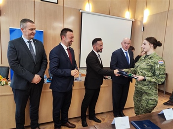 Ministar Bačić uručio ključeve kadrovskih stanova u Vukovaru