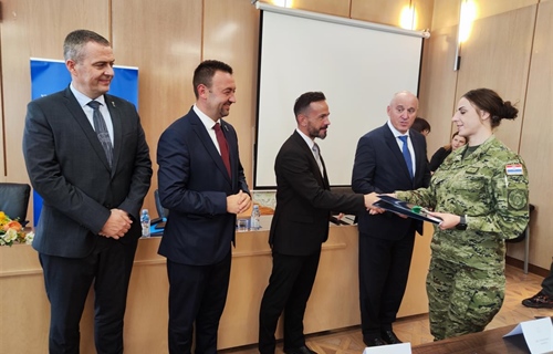Ministar Bačić uručio ključeve kadrovskih stanova u Vukovaru