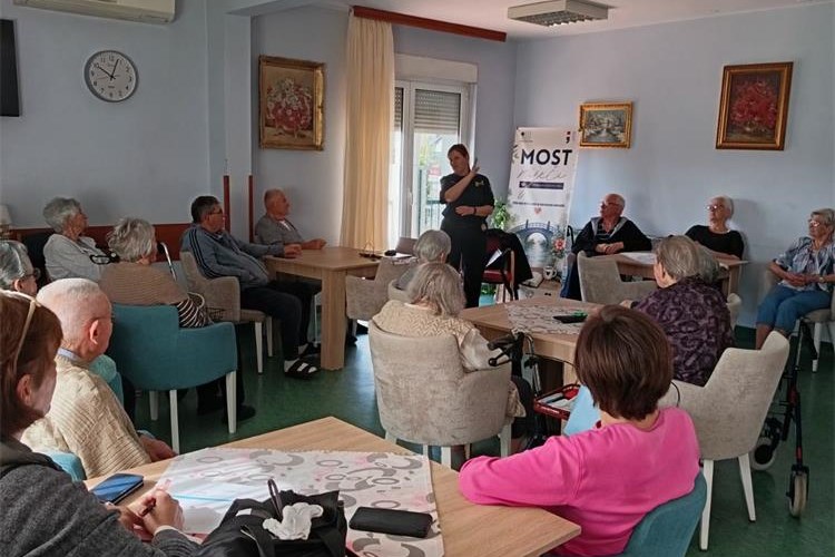 Prevencija prijevara: Policija upozorila starije Vukovarce da ne vjeruju obećanjima o brzoj zaradi