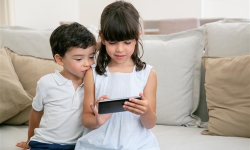 Djeca s mobitelom u ruci među najranjivijim korisnicima interneta:...