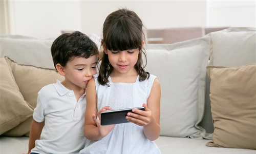 Djeca s mobitelom u ruci među najranjivijim korisnicima interneta:...