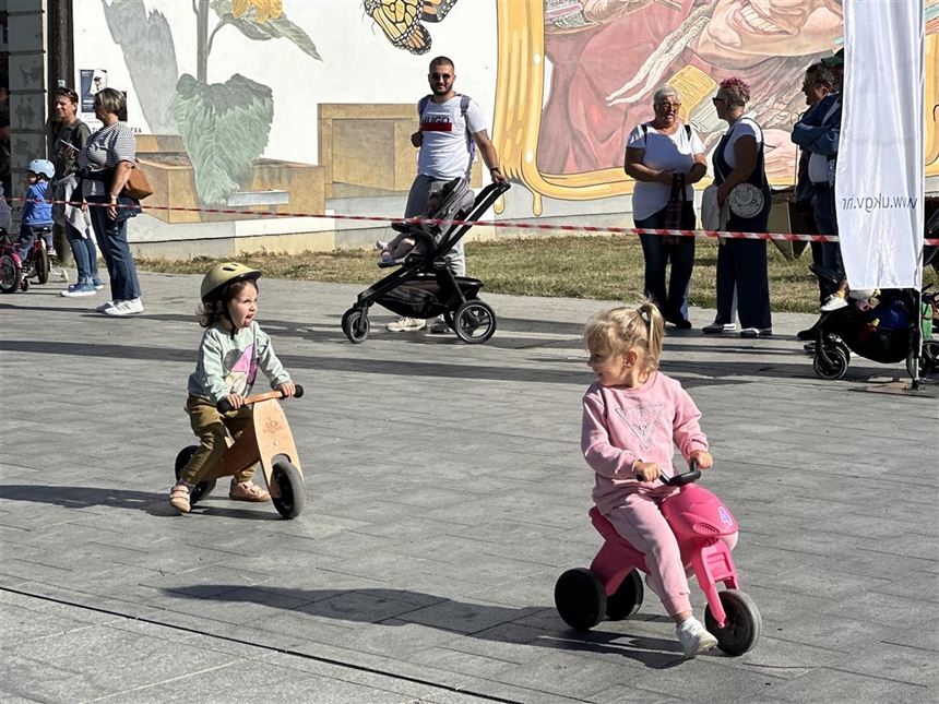 Mali Vukovarci na dva, tri i četiri kotača: Središtem grada zavladali najmlađi biciklisti