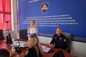 Djeca u automobilima i dalje u opasnosti: policajce educirali o pravilnoj uporabi autosjedalica