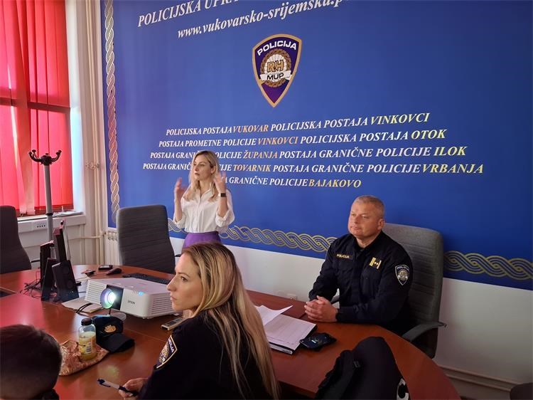 Djeca u automobilima i dalje u opasnosti: policajce educirali o pravilnoj uporabi autosjedalica