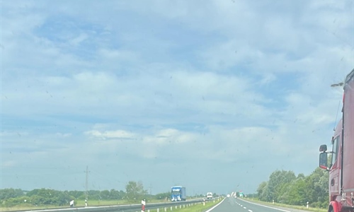 Metak probio staklo sanitetskog vozila na A3, ozlijeđen medicinski tehničar
