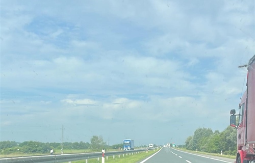 Metak probio staklo sanitetskog vozila na A3, ozlijeđen medicinski tehničar