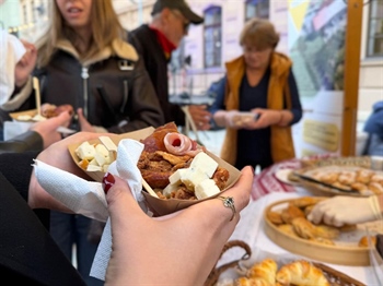 Vinkovci okupljeni oko tradicije: Slavonski specijaliteti i tamburaši ispunili središte grada