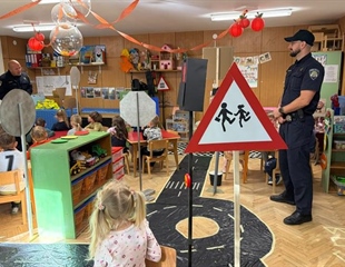 Mališani i prijatelji u plavom zajedno za sigurniji promet