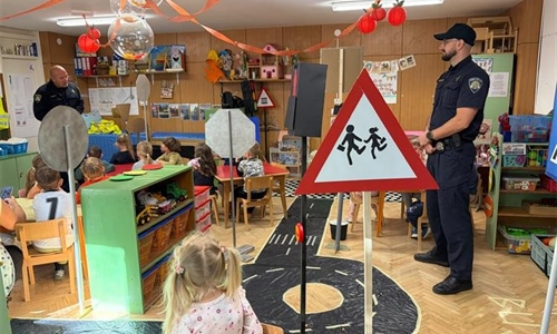 Mališani i prijatelji u plavom zajedno za sigurniji promet