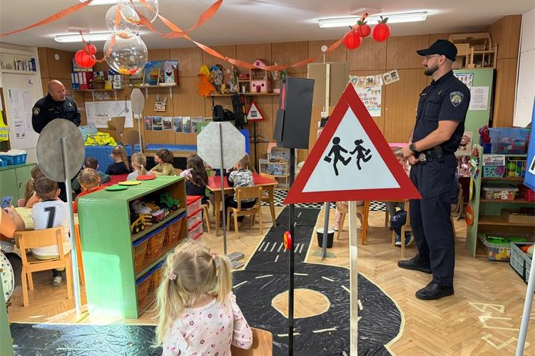Mališani i prijatelji u plavom zajedno za sigurniji promet