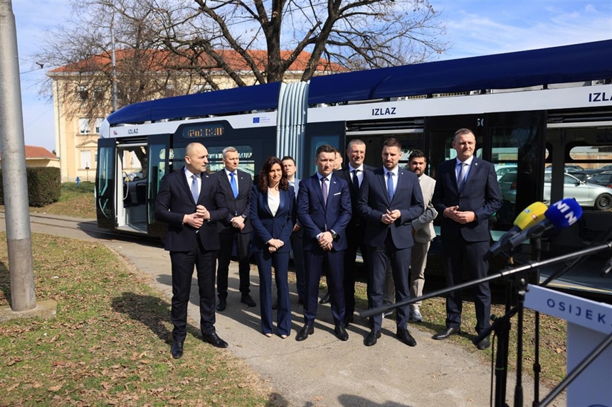 Gradu Osijeku isporučen prvi od ukupno deset novih niskopodnih tramvaja